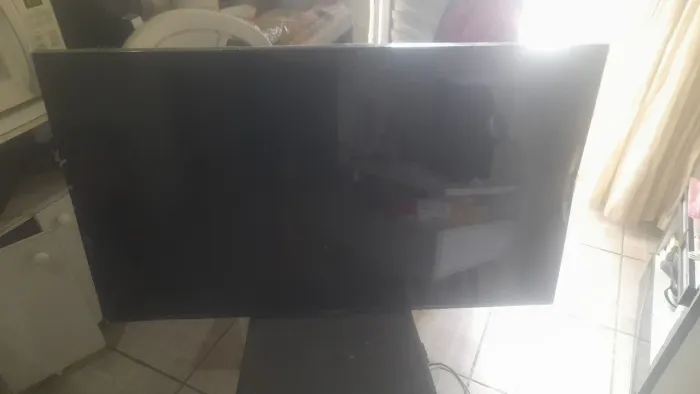 Vendo tv 43 com defeito  pra tira peca