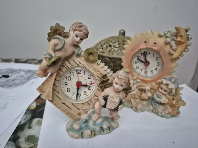 Dois relógios anjo resina
