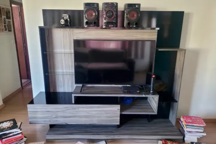 Estante Home para TV até 50", com Nichos e Prateleiras de Vidro, em MDF amadeirado e Preto