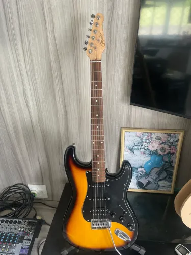 Guitarra 1986 customizada linda