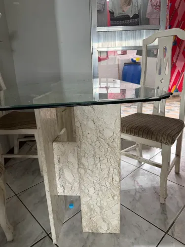 Mesa com 4 cadeiras e tampa de vidro