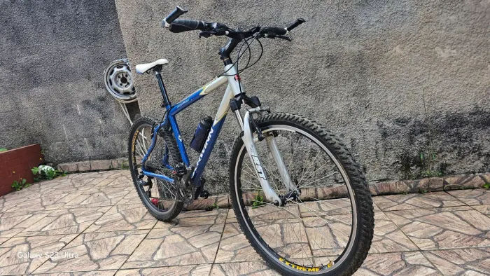 Bike Schwin com suspensão RST e Câmbio Alívio