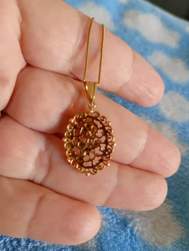 Pingente em três cores de ouro.