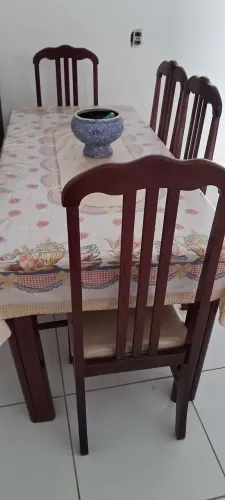 Mesa com seis cadeiras de madeira