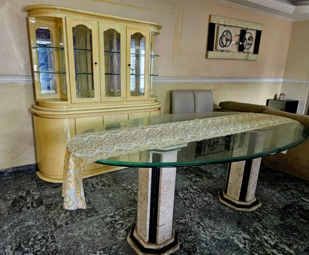 Mesa de vidro com cristaleira
