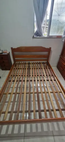 Cama de casal em madeira