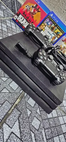 Vende-se playstation 4 pro 1 tera memoria  2 controles 4 jogos 