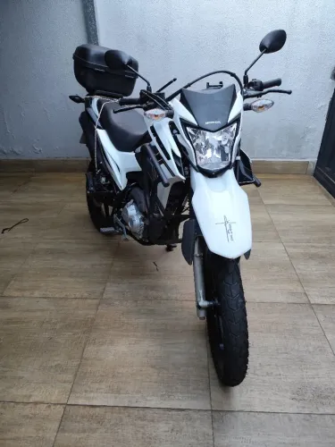Moto bem conservada com rodas e pneus sem camara