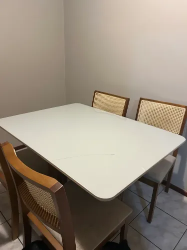 Mesa com tampo de vidro