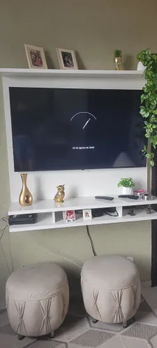 Vendo painel de parede para TV de até 50". Cor branca com nicho e prateleira. Valor: 200,0