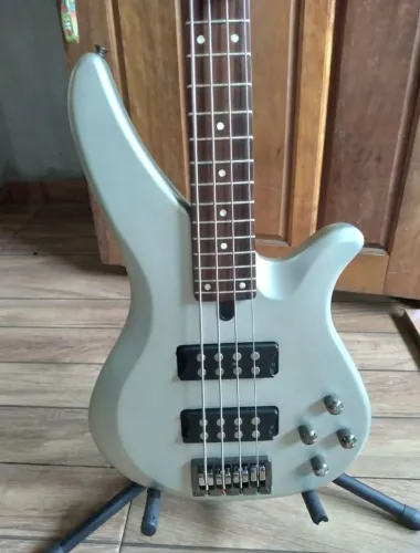 Contrabaixo Yamaha 