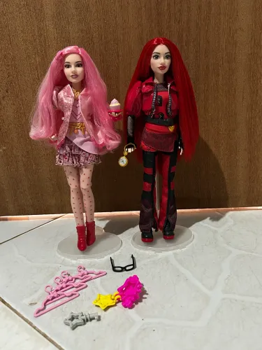 Bonecas Barbies Bridget e Red do filme Descendentes 4