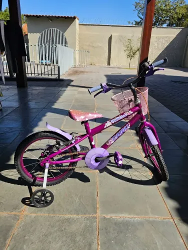 Bicicleta infantil Cairu, aro 16.<br>R$ 250,00