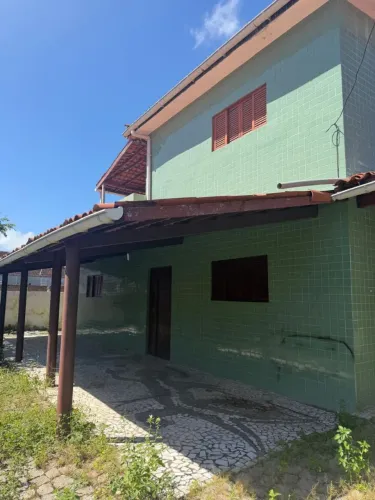 Oportunidade,  casa com 4 suítes, sala ampla,  garagem p/vários autos, mur.a 1000m do mar!