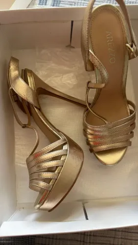 Sandália Doura Arezzo Salto Alto Luxuosa.