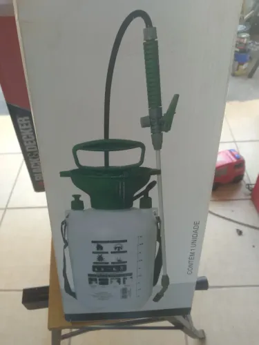 Vendo uma bomba de jardinagem semi nova 