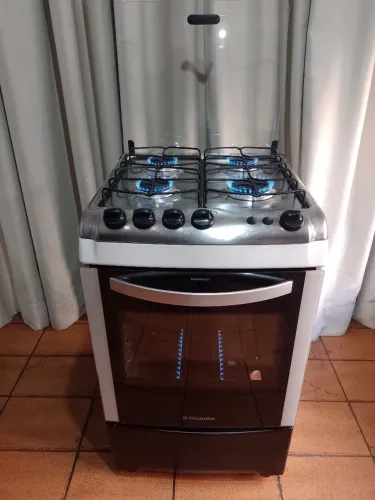 Fogão 04 bocas, acendedor elétrico, impecável, super conservado, marca Electrolux