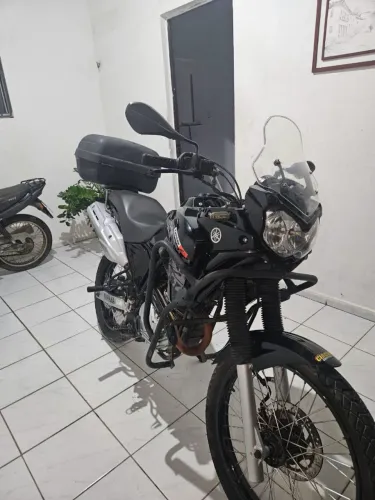 Yamaha Ténéré 250cc 2015, emplacada em ponto de transferência.