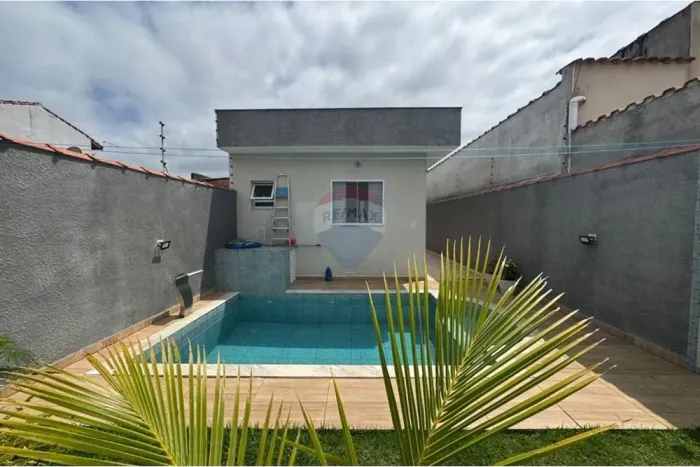 Casa com Piscina em Peruíbe - Oportunidade Única!