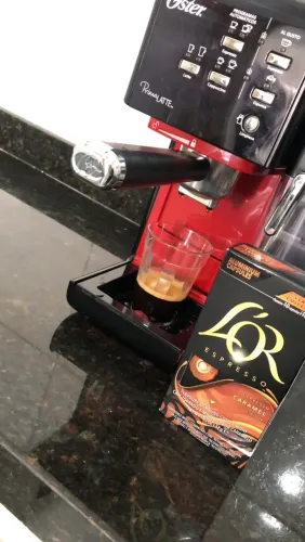 Cafeteira Oster Prima Latte que faz espuma com leite