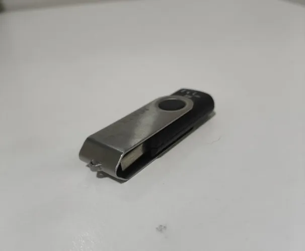 Pendrive 8GB USB com Proteção Metálica Giratória