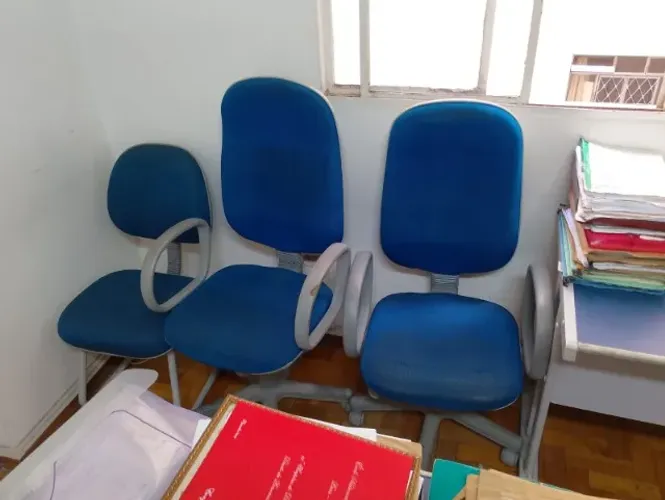 Cadeiras para escritório com bracços e sem braços, rodinhas e sem rodinhas