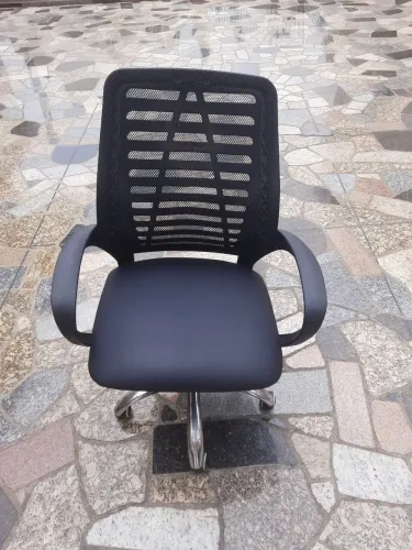 Cadeira escritório estofado assento reformado, inox pouco oxidada, base baixo quebrada