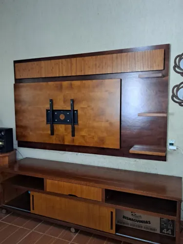 Painel com Rack de Madeira