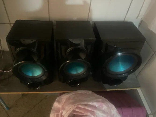 Vendo uma aparelho de som LG 3 caixa mas o aparelho Bluetooth/ em ótima condição