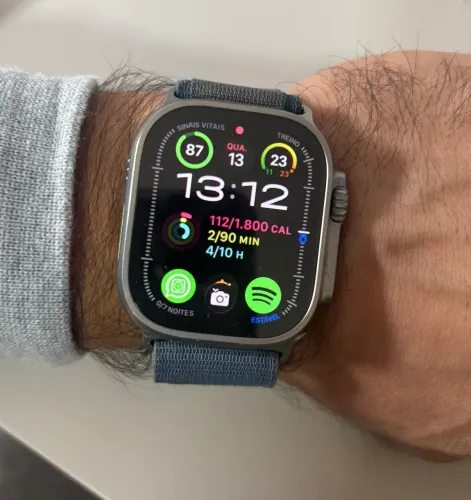 Apple Watch Ultra 2 com caixa de titânio de 49mm e pulseira loop Trail azul.