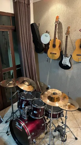 Jogo de pratos de bateria