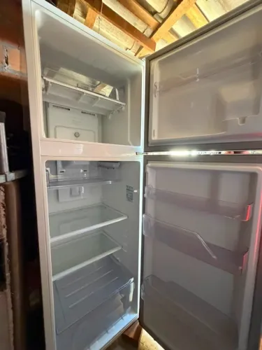 Geladeira usada em bom funcionamento - pequena corrosão no pé da porta