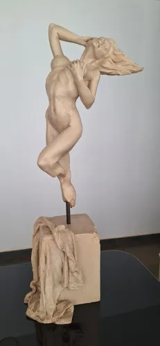 Escultura feminina em resina marfim