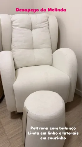 Poltrona de amamentação com balanço e puff