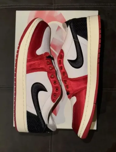 Jordan 1 Low Trophy room 