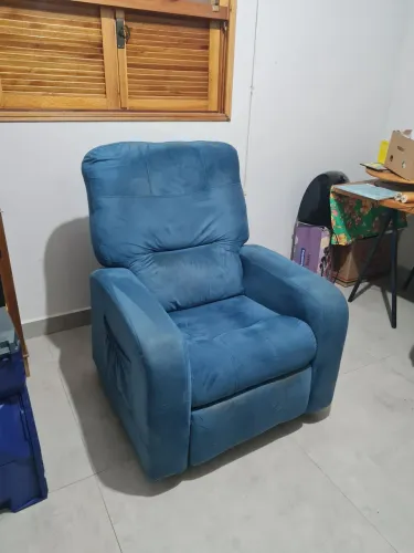 Poltrona do papai reclinável em suede azul. Em ótimo estado. Precisa de limpeza