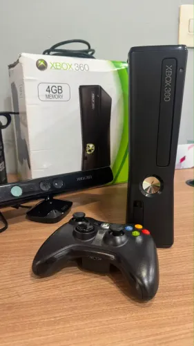 Xbox 360 Slim na caixa