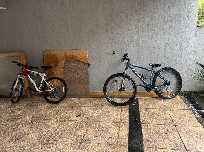 2 bikes usadas R$1.950: GT Avalanche aro 26 + GTS aro 29. Azul com banco serrado.