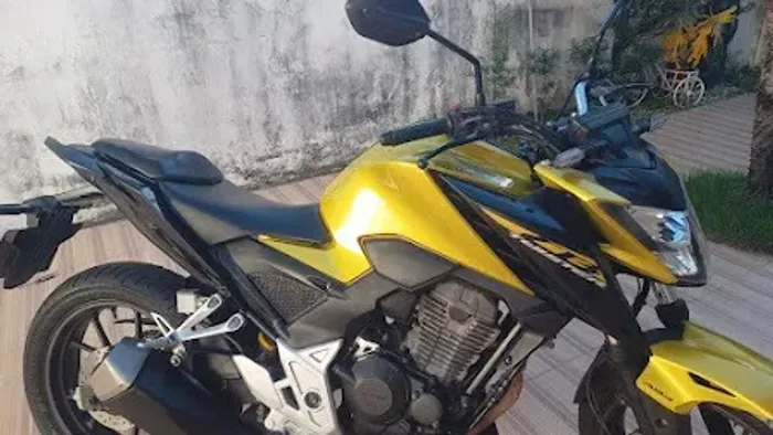 Vendo ótima Moto Honda CB 300f Abs ano e modelo 2023 Dourada