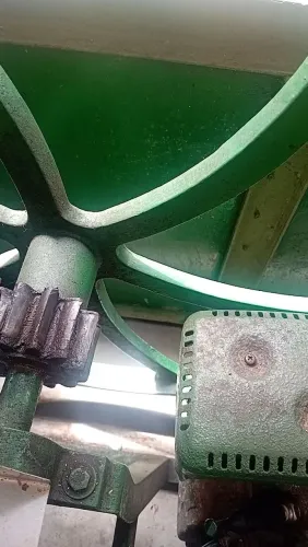 Engenho de caldo de cana acoplado com motor