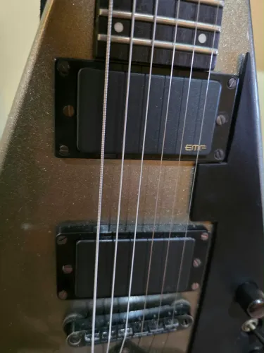 ESP LTD V-100 Flying V - Captadores EMG