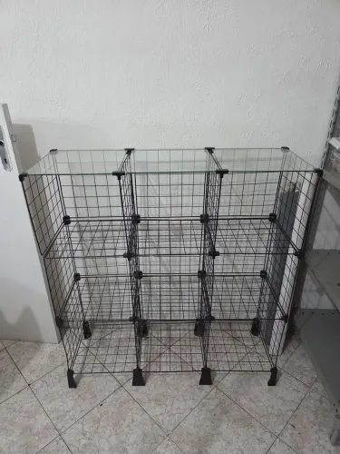 Balcao estante aramada modular com tampo vidro