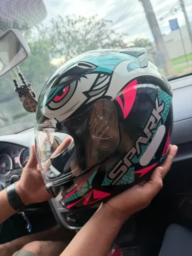 Vendo capacete tamanho 58 falar no WhatsApp *