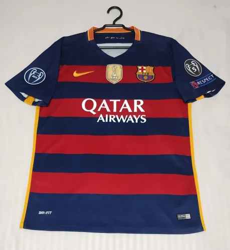 Camisa Barcelona 2015 Qatar airways n°8 A. Iniesta com patchs UCL e FIFA WC.