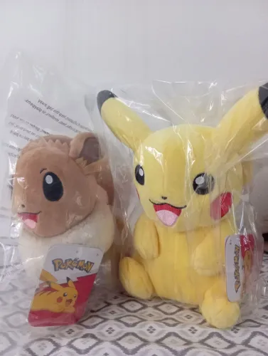 Eevee e Pikachu plush jazwares