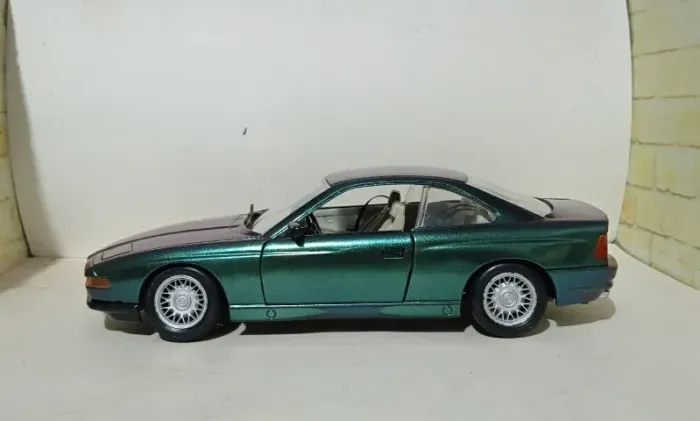 Miniatura BMW 850i - 1/18
