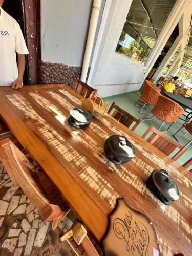 Vendo mesa de jantar de madeira rústica 8 lugares