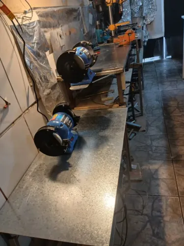  3 (três)Bancadas para pequena serralheria 