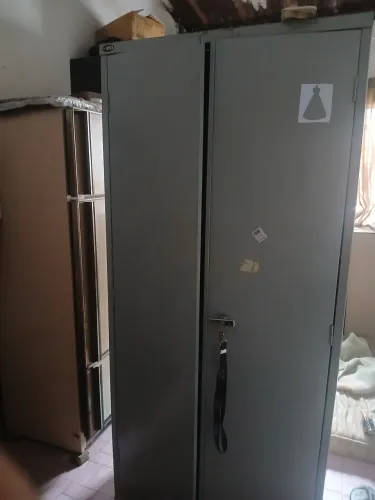Gabinete de aço com 2 portas e 5 prateleiras