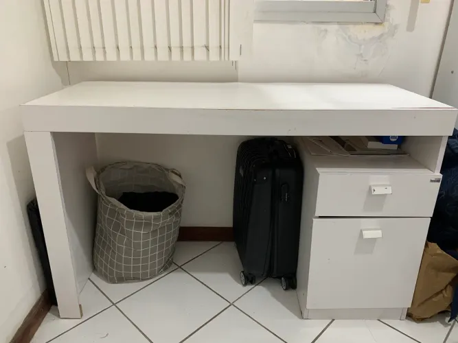 Escrivaninha branca usada